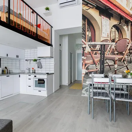 Cobblestone Quarters With A Wave Of Colour Appartement *