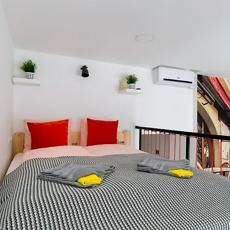 Cobblestone Quarters With A Wave Of Colour Apartment *